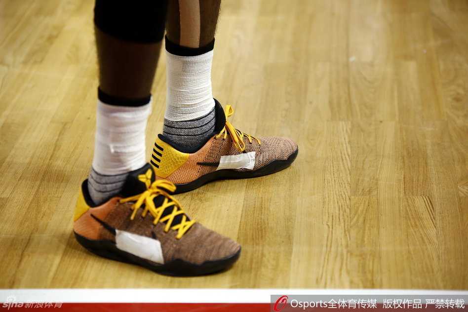 光棍节大战! CBA赛场激情燃烧 篮下成为肌肉碰撞的战场,双方球员为了球权人仰马翻,展现了篮球运动最原始的激烈拼抢魅力。