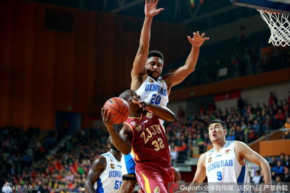 光棍节大战! CBA赛场激情燃烧 青岛与浙江的比赛进入白热化,浙江队外援拉兰持球突破,青岛队多人包夹,场上气氛紧张到了极点。