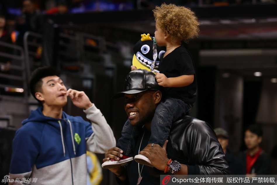 全明星周末东莞绽放 比斯利铁汉柔情携子萌翻全场 夜色中的东莞篮球中心灯火辉煌,场馆外立面流光溢彩,巨大的电子屏闪烁着全明星周末的字样,静待着即将到来的篮球狂欢盛宴。