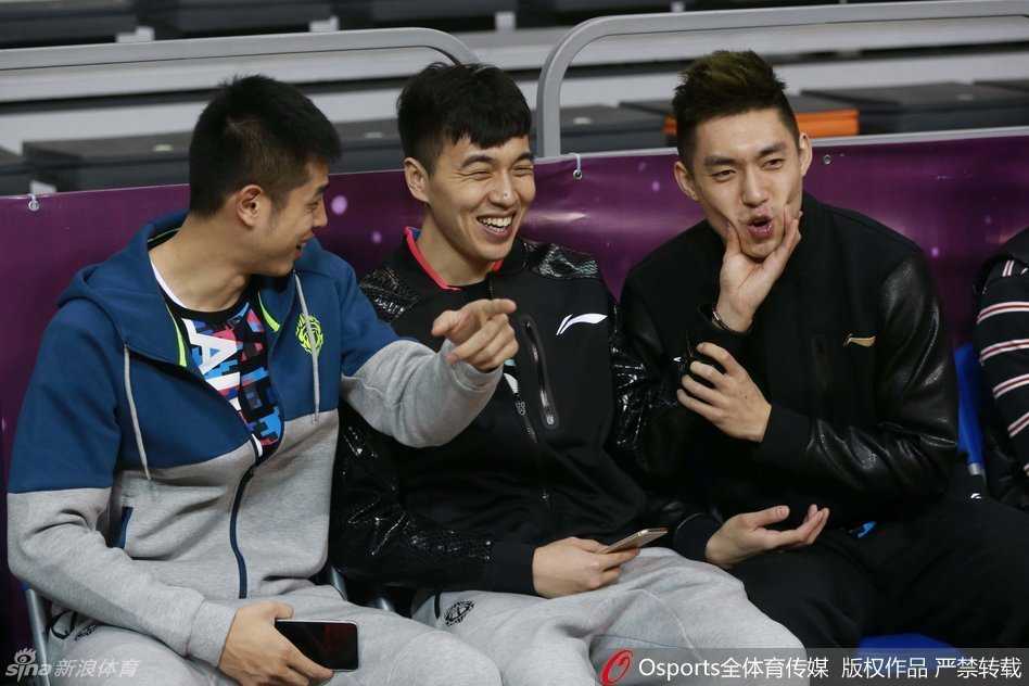 全明星周末东莞绽放 比斯利铁汉柔情携子萌翻全场 知名解说员于嘉与球星易建联并肩站在场边开心合影,两人面带微笑看向镜头,身后是热闹的赛场和看台上密密麻麻的球迷。