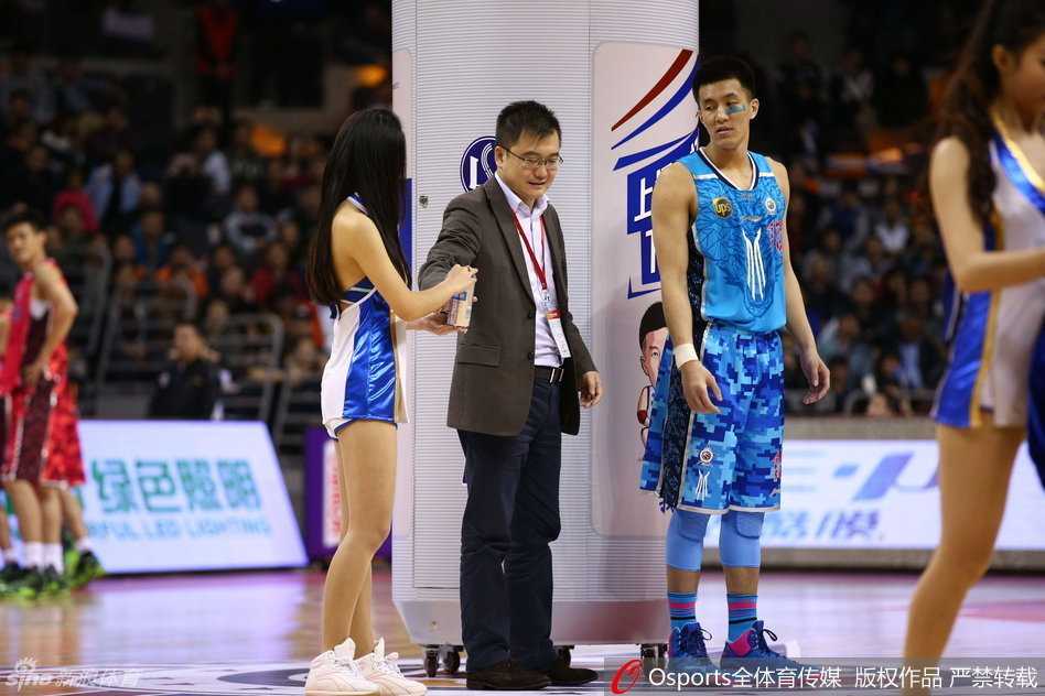 全明星惊现魔术时刻,郭艾伦“钻进”啤酒罐引爆全场 巨大的啤酒罐缓缓打开,郭艾伦从中现身,他高举双臂,现场顿时陷入一片欢腾的海洋。