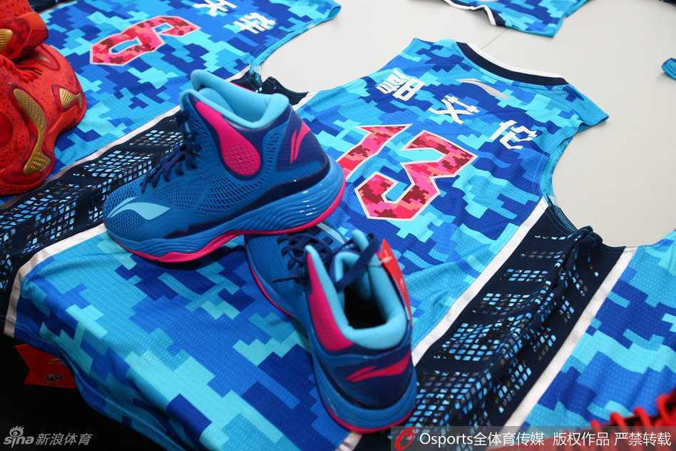 充满神秘气息的“绿幽灵”战靴，黑色鞋面上布满绿色迷彩线条，仿佛黑夜中幽幽闪动的鬼火。