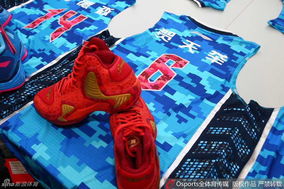 更衣室内景，全套全明星装备整齐陈列，从战袍到战靴，每一处细节都透露出对这场篮球盛宴的精心准备。