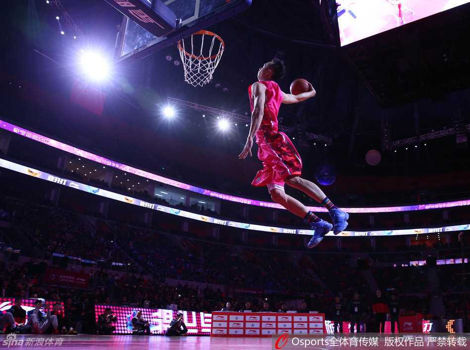 全明星扣篮盛宴:王潼飞跃巅峰,群星闪耀东莞夜空 福建队王增杰上演了一出创意好戏,他右手持球左手拿鞋,仿佛要将胜利与喜悦一并塞入篮筐,完成扣篮后他将球鞋抛上看台,与观众热情互动。