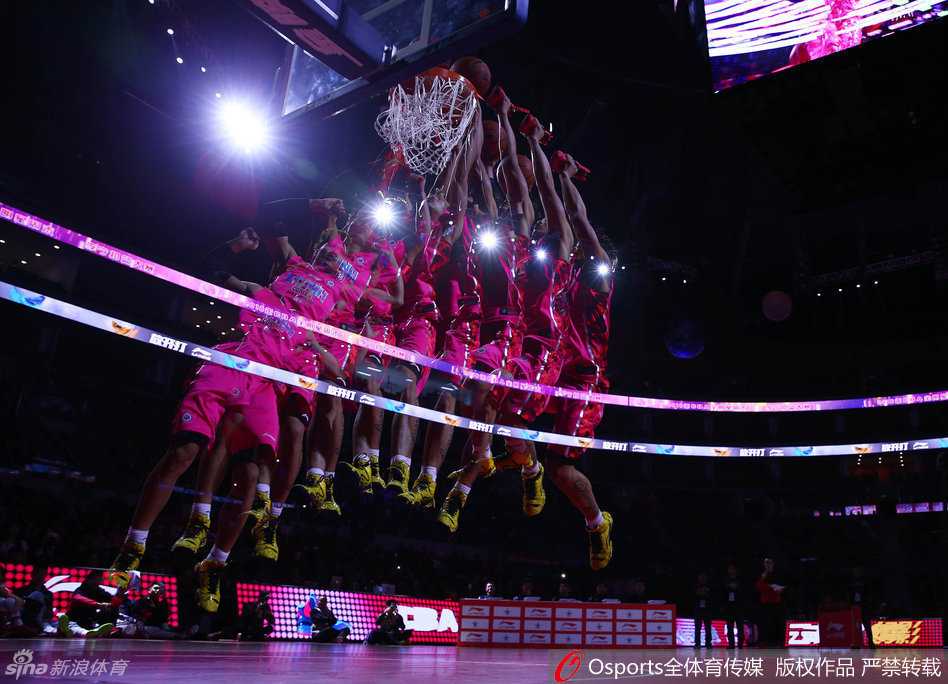 全明星扣篮盛宴:王潼飞跃巅峰,群星闪耀东莞夜空 广厦新星孙铭徽像一颗出膛的炮弹,在空中完成了一个潇洒的转身,双手反扣彰显了他惊人的腰腹力量和柔韧性,证明小个子也能统治天空。