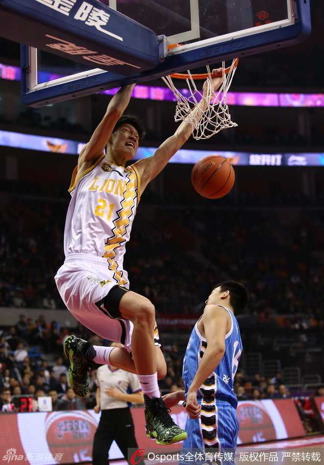 赵岩昊在三分线外接球就投，出手速度极快，篮球精准地穿网而过，无愧于“赵库里”的美誉。