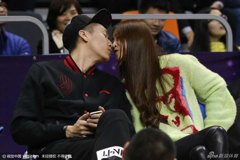 全明星赛场的柔情时刻:孙悦与陈露的甜蜜瞬间 在万众瞩目的东莞篮球中心内,孙悦与爱妻陈露在Kiss Time环节甜蜜拥吻,丈夫满是爱意地轻抚妻子脸颊,陈露则幸福回应,成为全明星周末最动人的画面。