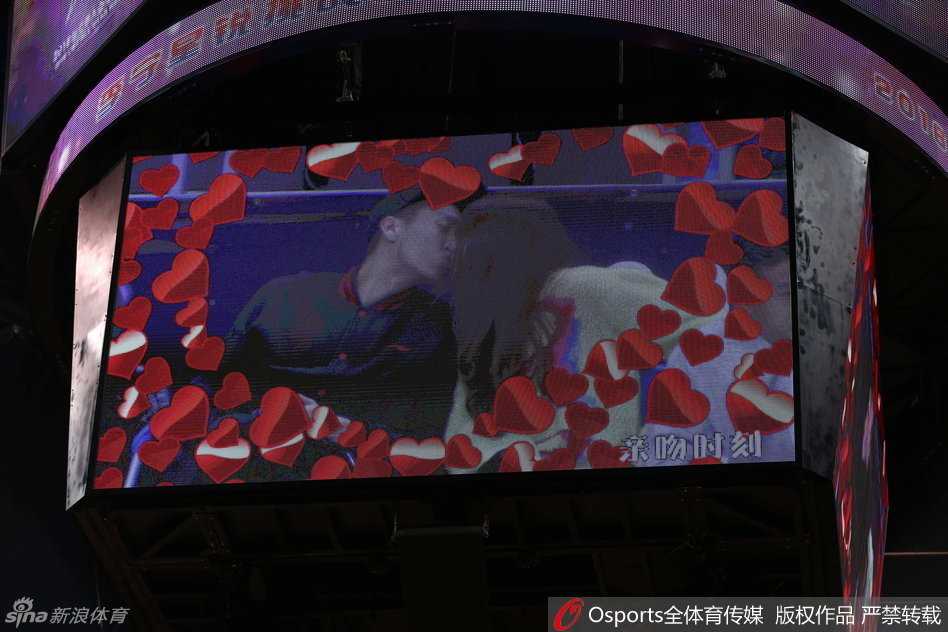 全明星赛场的柔情时刻:孙悦与陈露的甜蜜瞬间 陈露手持精致时尚的手包,面带微笑端坐于看台之上,她出众的气质与优雅的仪态,完美诠释了CBA最美太太的风采,即便在热闹的赛场也格外引人注目。