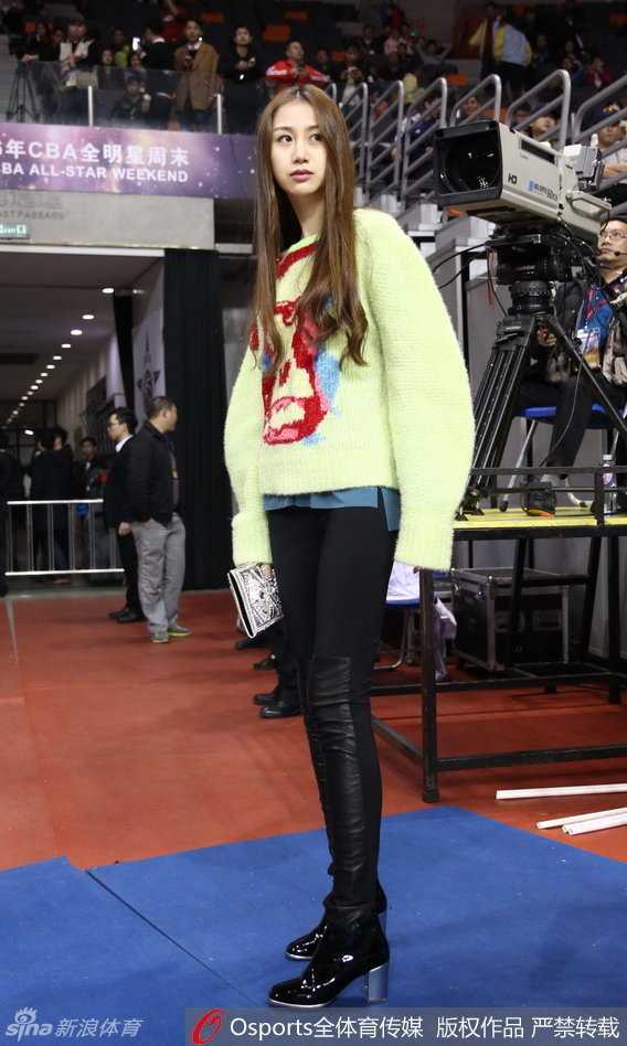 全明星赛场的柔情时刻:孙悦与陈露的甜蜜瞬间 恩爱夫妻的二人世界时刻,孙悦和陈露在场边共同注视着同一个方向,无需言语,依偎的身影和默契的神情已透露出两人之间的深厚感情与岁月静好。