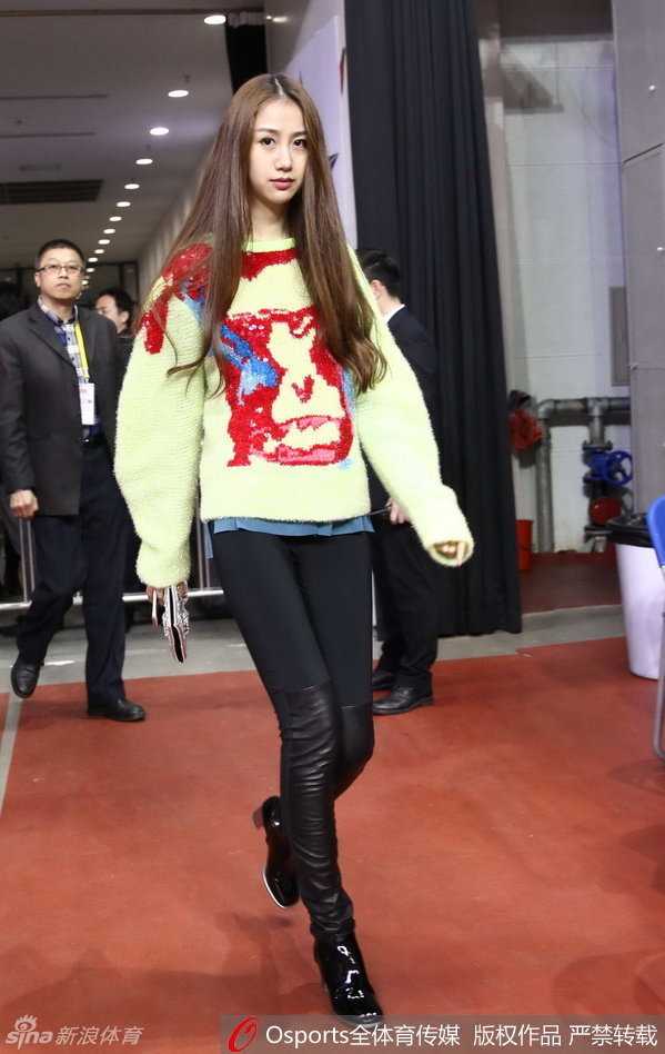 全明星赛场的柔情时刻:孙悦与陈露的甜蜜瞬间 坐在一旁的陈露与友人热聊,她身着一袭优雅服饰,侧身交谈时笑容灿烂,展现了模特出身的良好气质与亲和力,成为赛场边一道靓丽的风景线。