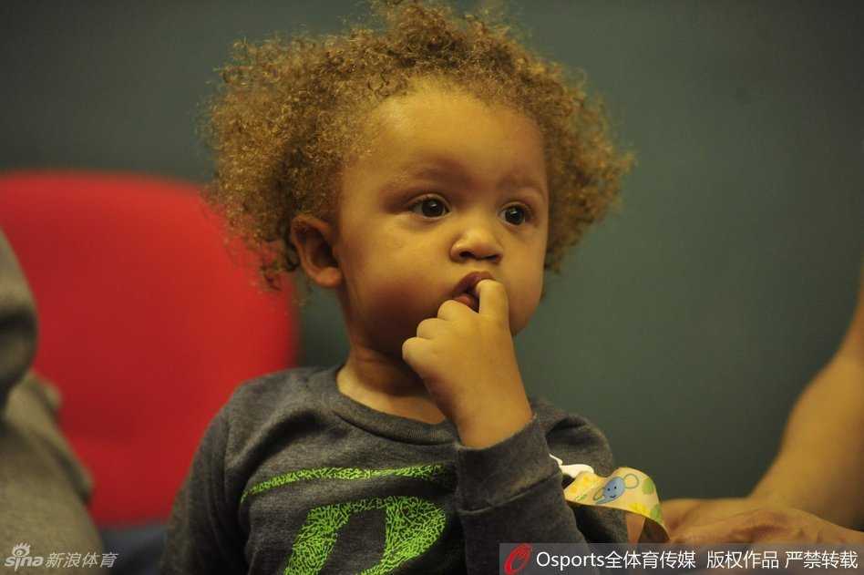 全明星赛场的铁汉柔情,比斯利与他的“迷你蝙蝠侠”萌翻全场 胖嘟嘟的小手放在嘴边,比斯利的爱子睁着圆溜溜的大眼睛,懵懂地打量着喧闹的CBA全明星赛场,无辜的小表情瞬间融化了观众的心。