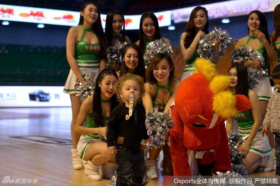 全明星赛场的铁汉柔情,比斯利与他的“迷你蝙蝠侠”萌翻全场 被父亲紧紧抱在怀里的他,仿佛化身守护父亲的‘小蝙蝠侠’,黑色的外套配上圆溜溜的眼睛,在聚光灯下显得既神秘又可爱。