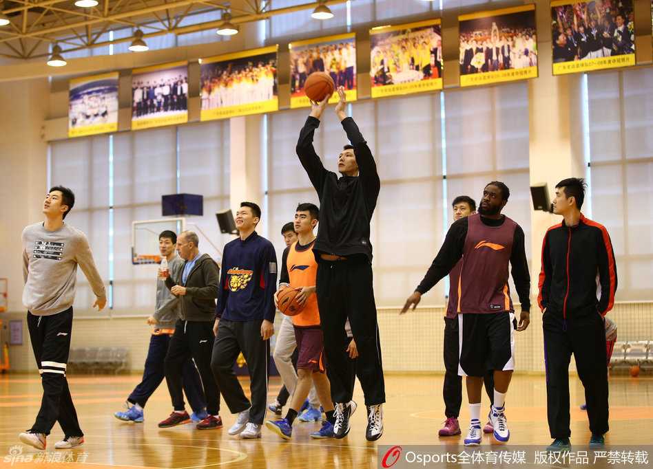 球队灵魂易建联在训练中眼神如炬，一次扎实的篮下强攻出手，展现核心领袖的担当