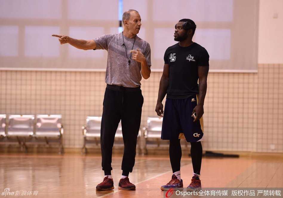 广东男篮全队在训练馆中央排开阵型，正整齐划一地做着热身操，虽然只是赛前准备活动，却透露出职业球队的纪律与严谨。