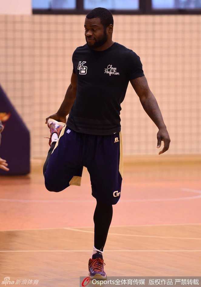 训练场上，助理教练戈尔正对着外援拜纳姆面授机宜，后者一边运球一边频频点头，眼神中透露出对比赛的理解与渴望。