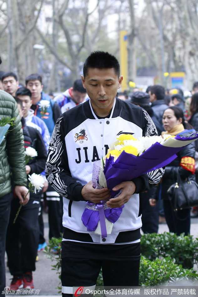 公祭日里的大地哀鸣:江苏肯帝亚将士以肃穆敬祭三十万同胞 结束了悼念仪式后,队员们重新踏上熟悉的木地板,神情逐渐舒展开来,有人在整理球衣,有人在投球热身,准备将哀思转化为赛场上的斗志。