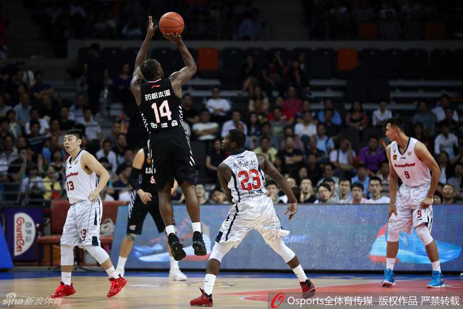 布泽尔与兰多夫在赛前友好握手致意，英雄相惜，但下一秒他们将为了胜利在内线展开殊死搏斗。