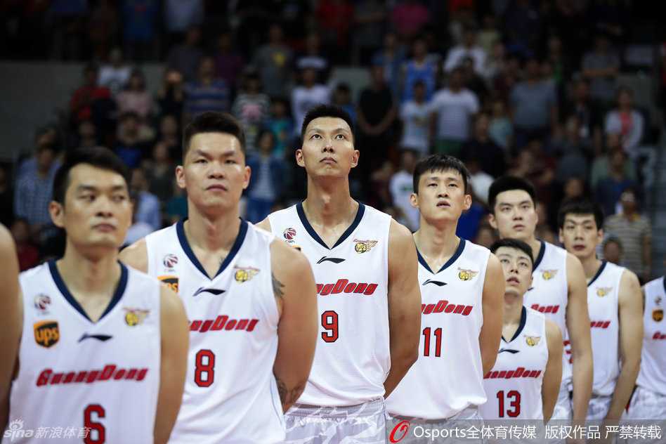 布泽尔凭借灵活的脚步，在对抗中觅得良机，冷静地完成一次上篮，展现出丰富的进攻技巧。