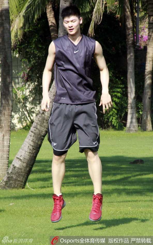 王哲林在比赛中全神贯注地卡位抢篮板，凭借出色的身高优势和卡位技巧，将篮板球稳稳收入囊中。