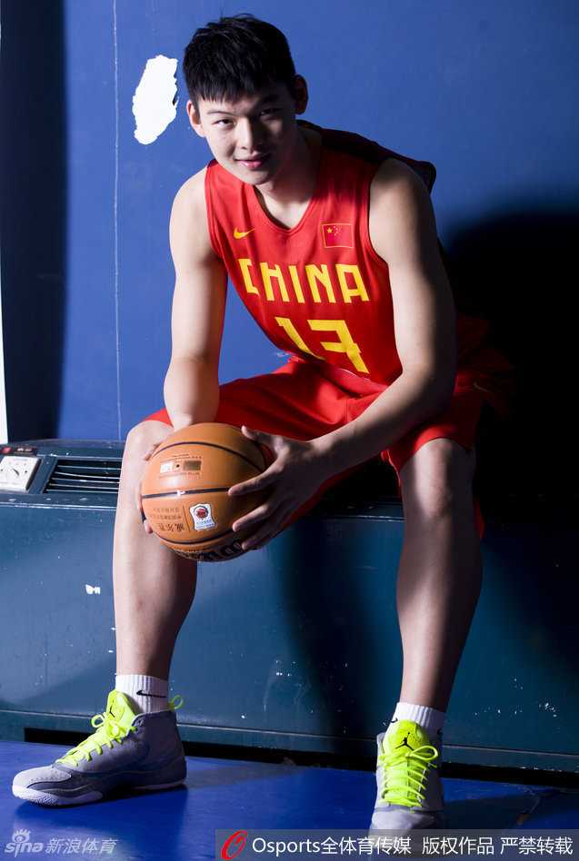 夺冠后，王哲林与队友们围在一起激情庆祝，脸上洋溢着胜利的喜悦，这一刻是属于他和团队的荣耀。