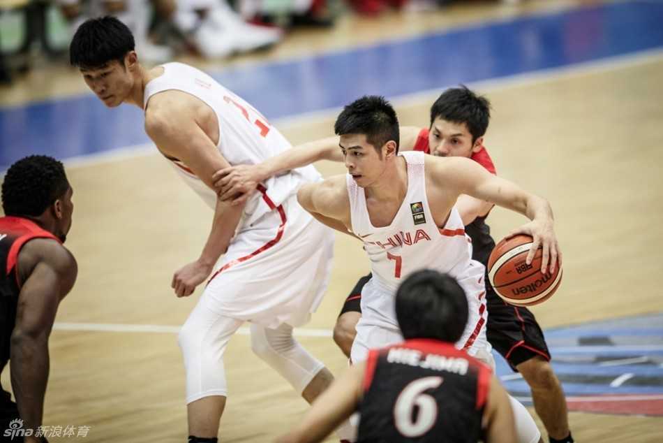 方硕如灵蛇般穿破日本队防线，高速突破中眼神坚定，直杀篮下挑战内线巨塔。