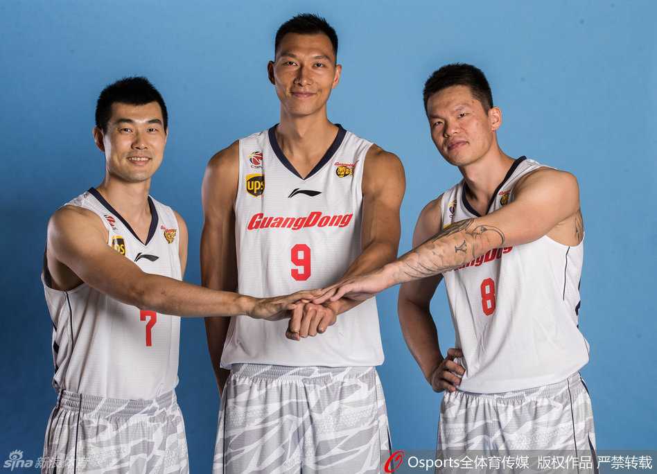 助理教练戈尔在场边手持战术板，神情专注地向队员布置战术，他的丰富经验成为广东教练组的重要助力。