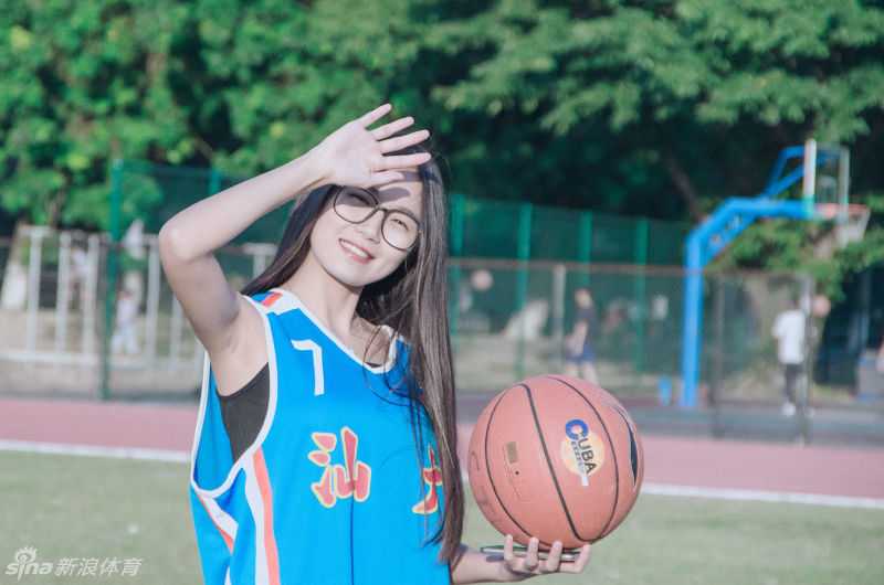 任丹妮随意地扎起马尾，穿着宽松的球衣在场边休息，灿烂的笑容比午后的阳光还要耀眼，充满了健康活力的运动美。