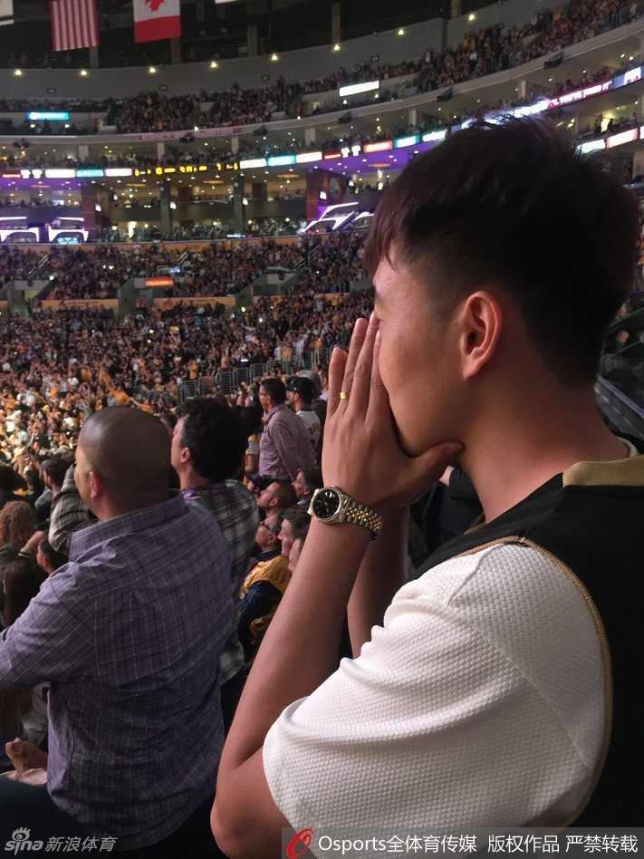 离开球场前的最后回眸，曾令旭站在球员通道附近，用手机拍下空荡荡的球场。那束追光似乎还停留在场上，他久久凝视，在心中默默道别：再见了，我的偶像；再见了，我热泪盈眶的青春。