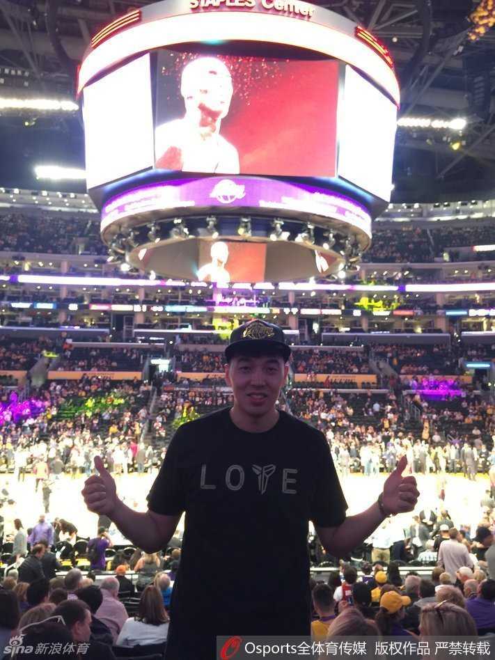 比赛进行到关键时刻，曾令旭的目光紧紧锁定赛场，泪水在眼眶中打转。在这片被科比光芒照耀的场边，这位CBA球员卸下了所有盔甲，只剩下一个纯粹球迷的感动与不舍。