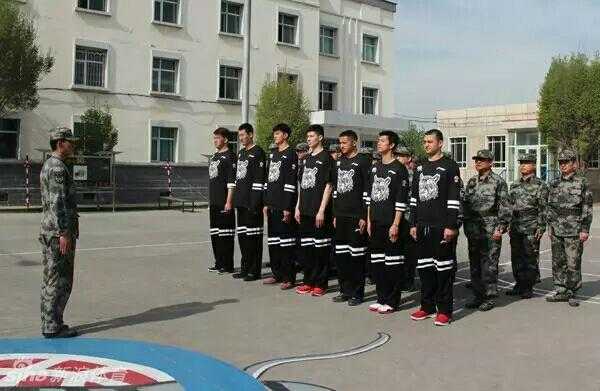 球员王子瑞也出现在水池边，他低着头痛快地刷着碗筷，水花溅湿了衣角也毫不在意。这一幕生动地记录下年轻球员在军营中放下明星光环，通过点滴小事磨炼心性的宝贵瞬间。