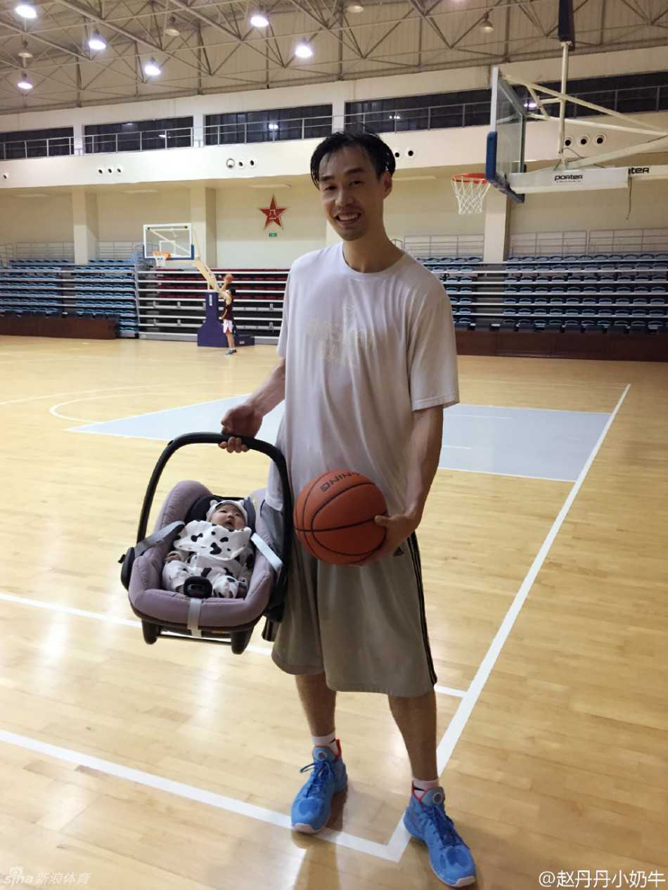 训练结束，孟达一手抱着女儿，一手收拾着地上的篮球。怀中的孩子乖巧地趴在他的肩头，父女俩在空旷的球馆里留下了一个温暖的背影。