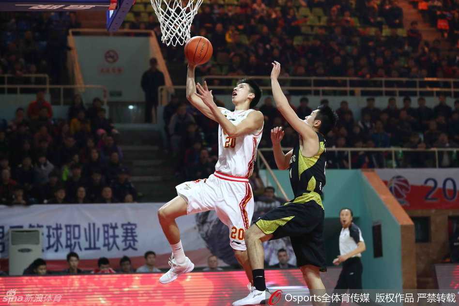 外线指挥官精准抛射，篮球划出彩虹直坠网心