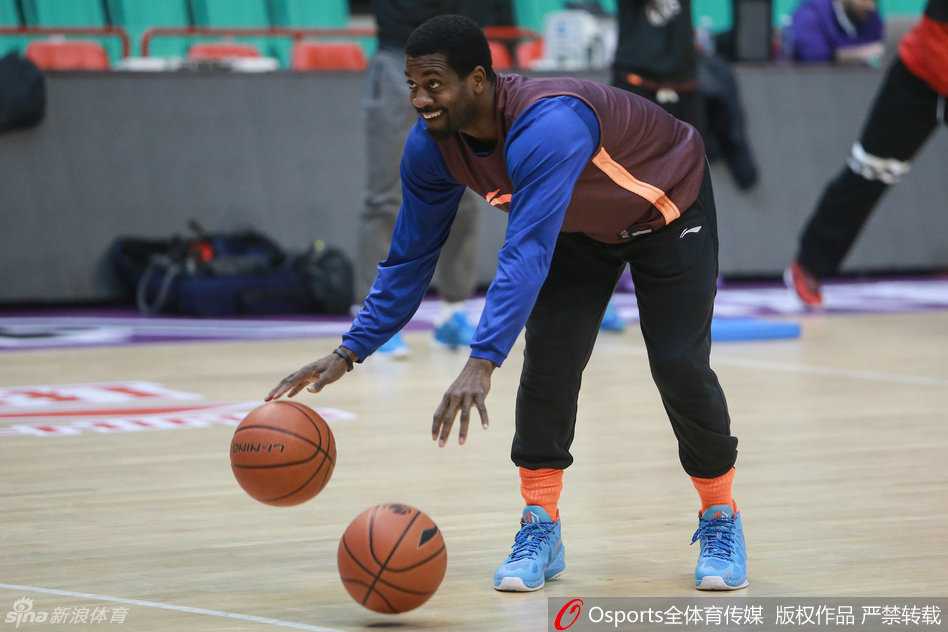 训练场上，哈达迪展现出罕见的足球天赋，他用大脚稳稳地颠着篮球，动作有模有样，一旁的孟达看呆了，最终只能无奈认输，这充满欢声笑语的一幕为赛前增添了别样的轻松色彩。