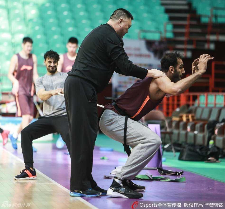 训练最后阶段，哈达迪展现了内线霸主的本色，他利用身体优势轻松完成背打后的上篮，身后的防守球员对此无可奈何，这无疑将是当晚比赛辽宁队最难解决的难题。