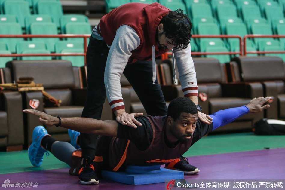 核心哈达迪和哈里斯这对黄金搭档在场边认真地进行着拉伸练习，两人不时交流几句，气氛轻松，似乎对即将到来的恶战早已胸有成竹。