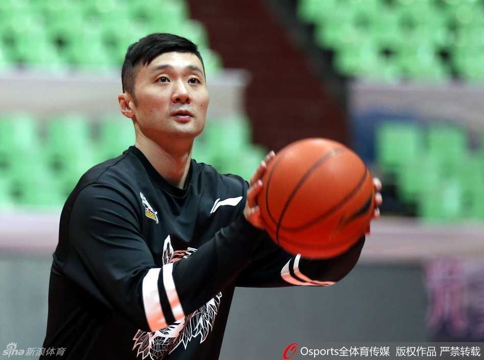 西热力江在场边摩拳擦掌，身体充满力量，眼神中透露出对比赛的渴望与斗志。