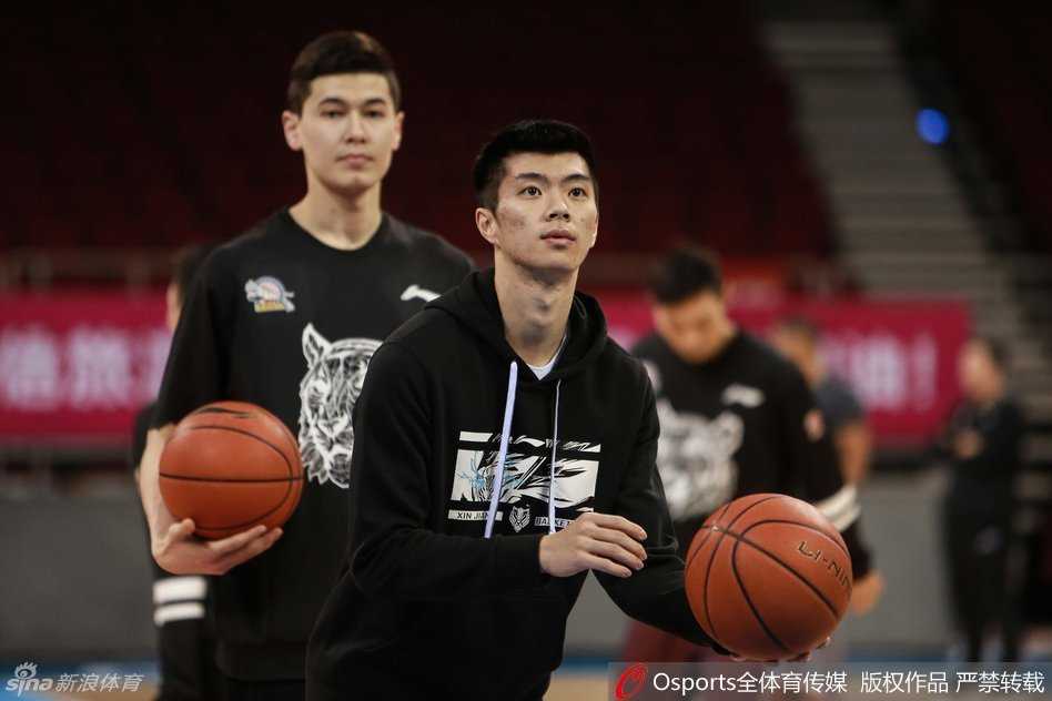 王子瑞在替补席末端认真地进行拉伸，这位板凳奇兵的脸上带着一丝憋了太久的渴望，每个关节的舒展都像是在积蓄单节十四分爆发前的能量。