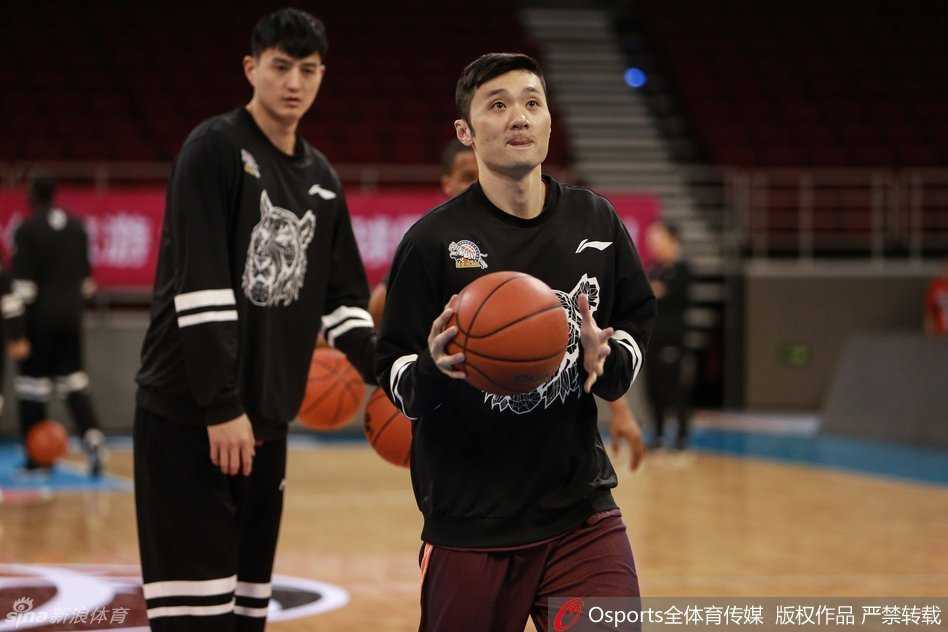 刘炜在投篮训练中轻轻跃起，手腕柔和地将球拨出。这位驰骋沙场多年的老将姿势依然标准，他那宝贵的大赛经验，正是年轻的新疆队最急需的压舱石。