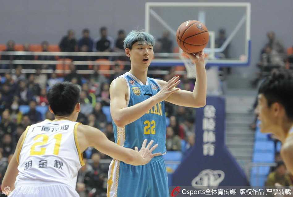 福建队当家球星王哲林在三分线外持球，他冷静地观察着队友的跑位，试图在广厦的严密防守下撕开一道防线。
