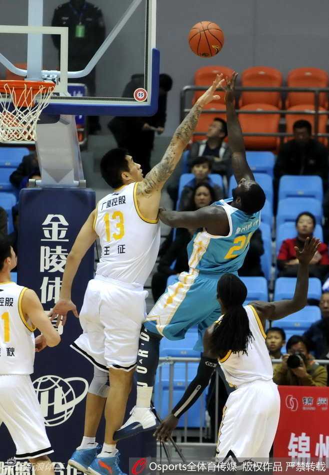 广厦核心林志杰运球快速推进，他经验丰富，眼神坚毅，正指挥着队友落位，试图撕开福建队的防线。