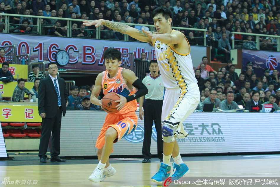 面对老队友王征的防守，刘晓宇毫无惧色，他犹如一道闪电，坚决地持球杀向内线，眼神中充满了必胜的决心。