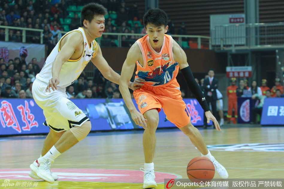 上海外援比斯利持球强攻，他用肩膀倚住防守球员，肌肉的碰撞中展现出强大的个人进攻火力。