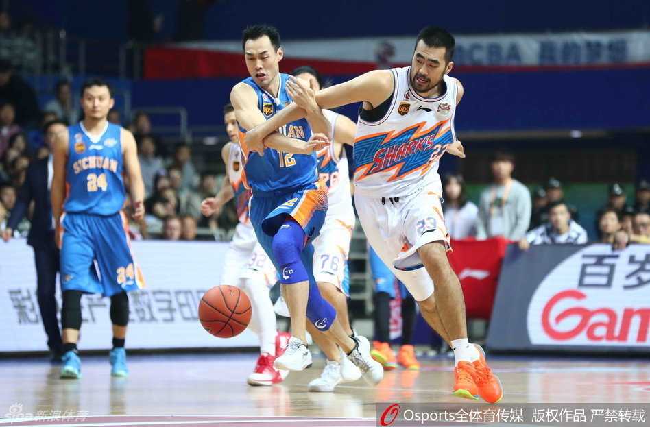 身披四川队战袍的刘炜在赛前热身，眼神坚毅中带着柔情，他身后巨大的源深体育馆屏幕上闪烁着他的名字，仿佛在诉说着一段未完待续的上海故事。