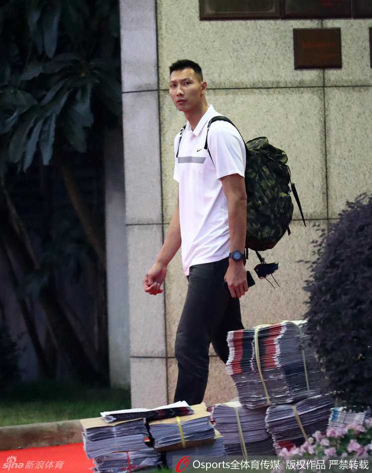 透过机场的玻璃幕墙，晨光为阿联的身影镀上一层金边。他双手扶着行李车，目光望向远方，身姿依旧挺拔，即便在归途的疲惫中，依然保持着运动员特有的坚韧与沉稳。