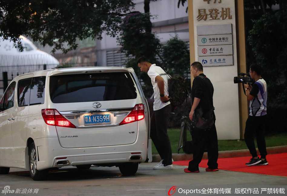 一辆黑色的商务车停在机场路边，阿联正准备拉开车门上车。他的背影宽阔而孤独，身后的行李已被安置妥当。这一次启程，目的地不再是洛杉矶的斯台普斯中心，而是熟悉的CBA赛场，是家乡的东莞篮球中心。