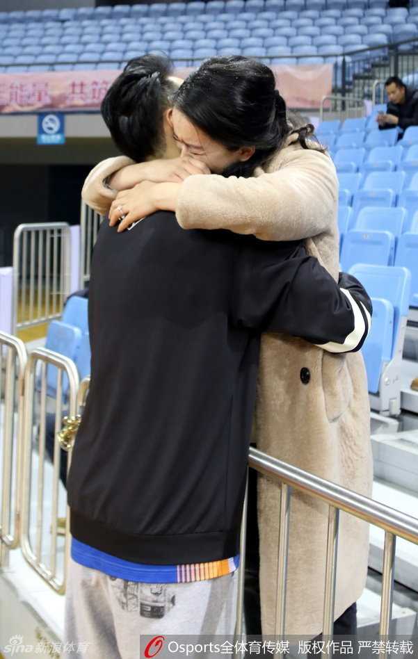 江苏球迷高举“欢迎达锅回家”的横幅，熟悉的多音字呼唤让孟达瞬间红了眼眶。