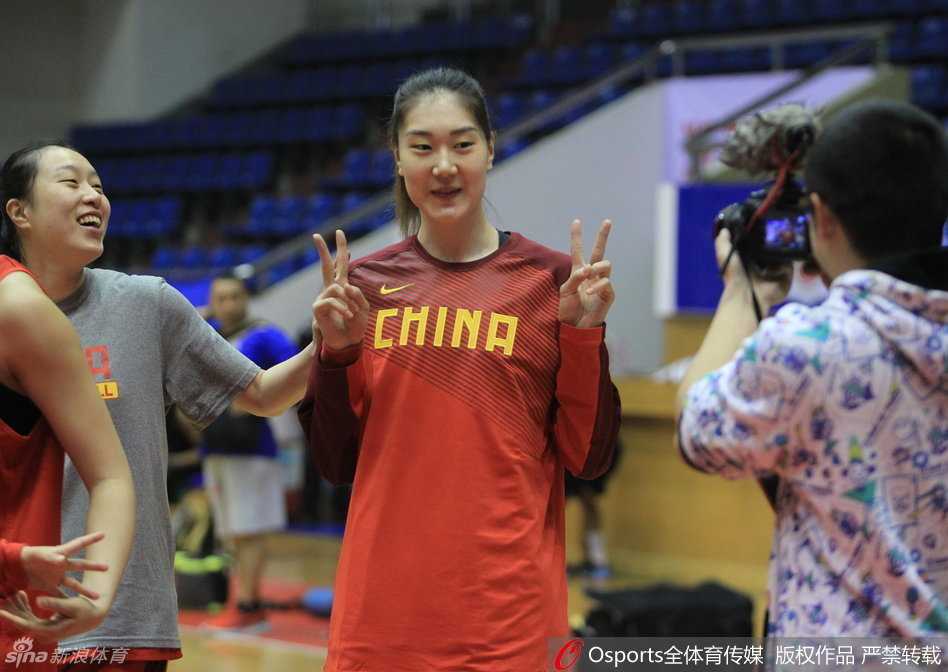 孙梦然面对镜头毫无压力，俏皮地比出剪刀手，笑容灿烂得像春日阳光，瞬间融化了训练馆的紧张气氛。