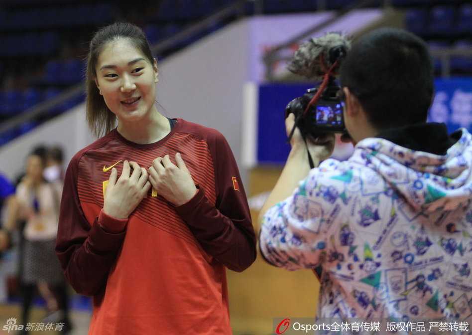 体能训练中，陈楠神情专注地做着俯卧撑，每一滴汗水都在诉说着一位妈妈球员重返赛场的艰辛与伟大。