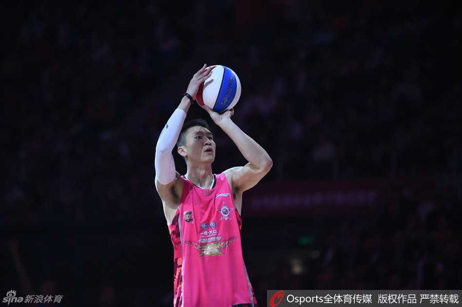 赵泰隆在加赛中手感火热，手起刀落，篮球应声入网，他用无解的表现征服了全场观众。