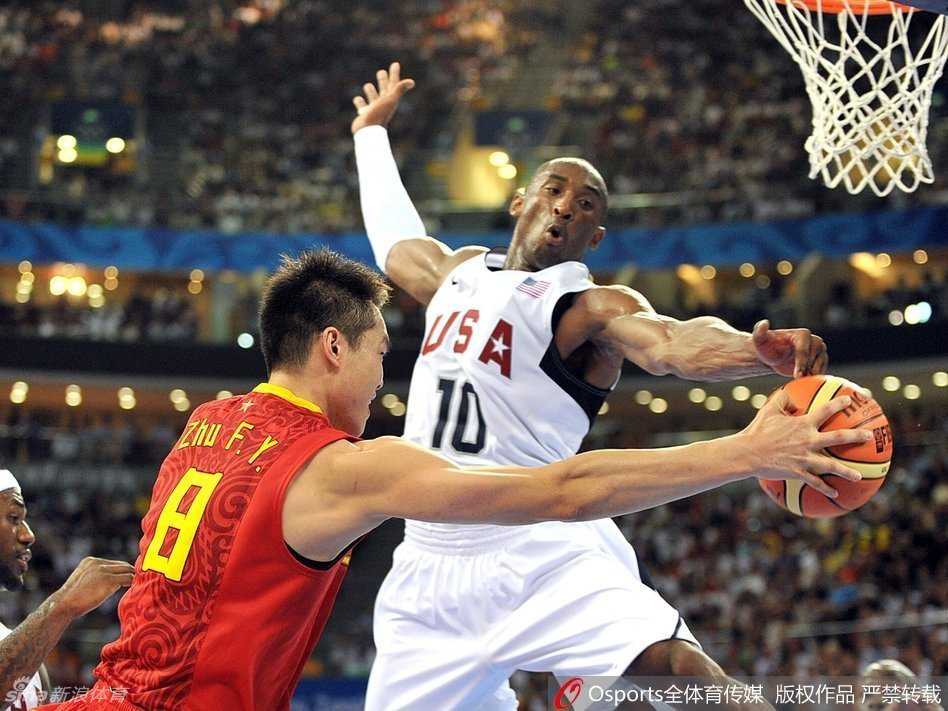 孙悦利用身高臂展优势死死贴住科比，眼神中毫无惧色，上演了一出中国后卫防守NBA顶级分位的经典好戏。